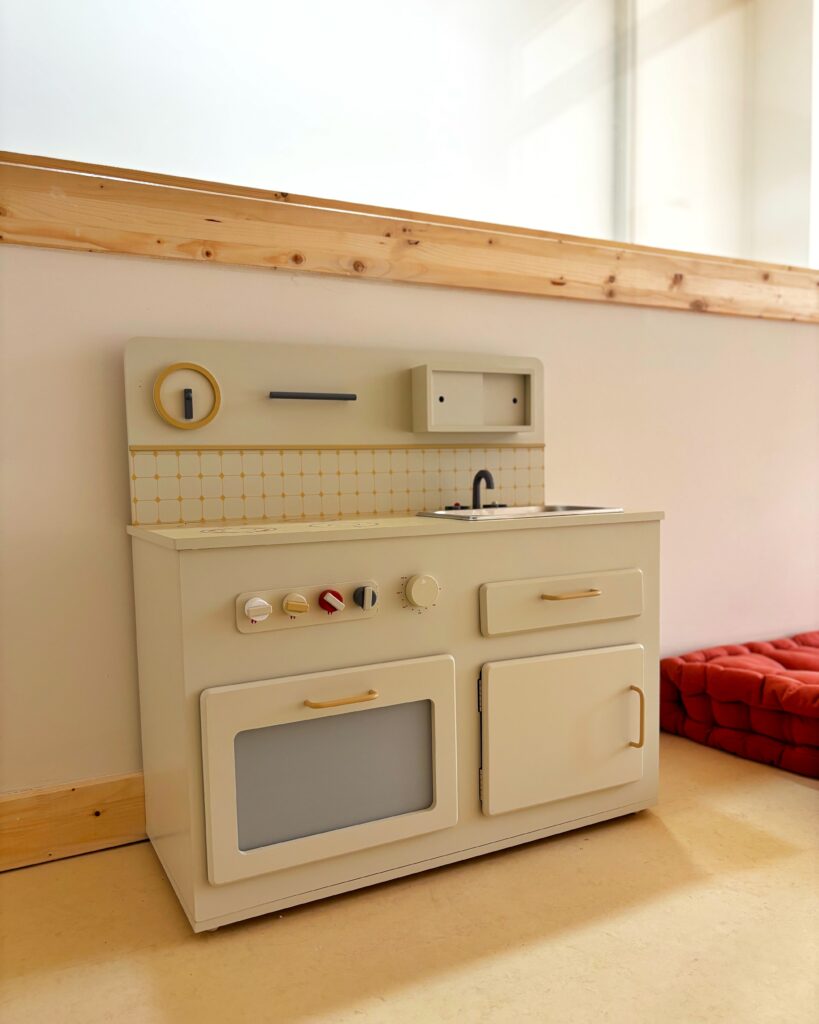 Cocina de juguete utilizada en sesiones de psicología infantil para el juego simbólico