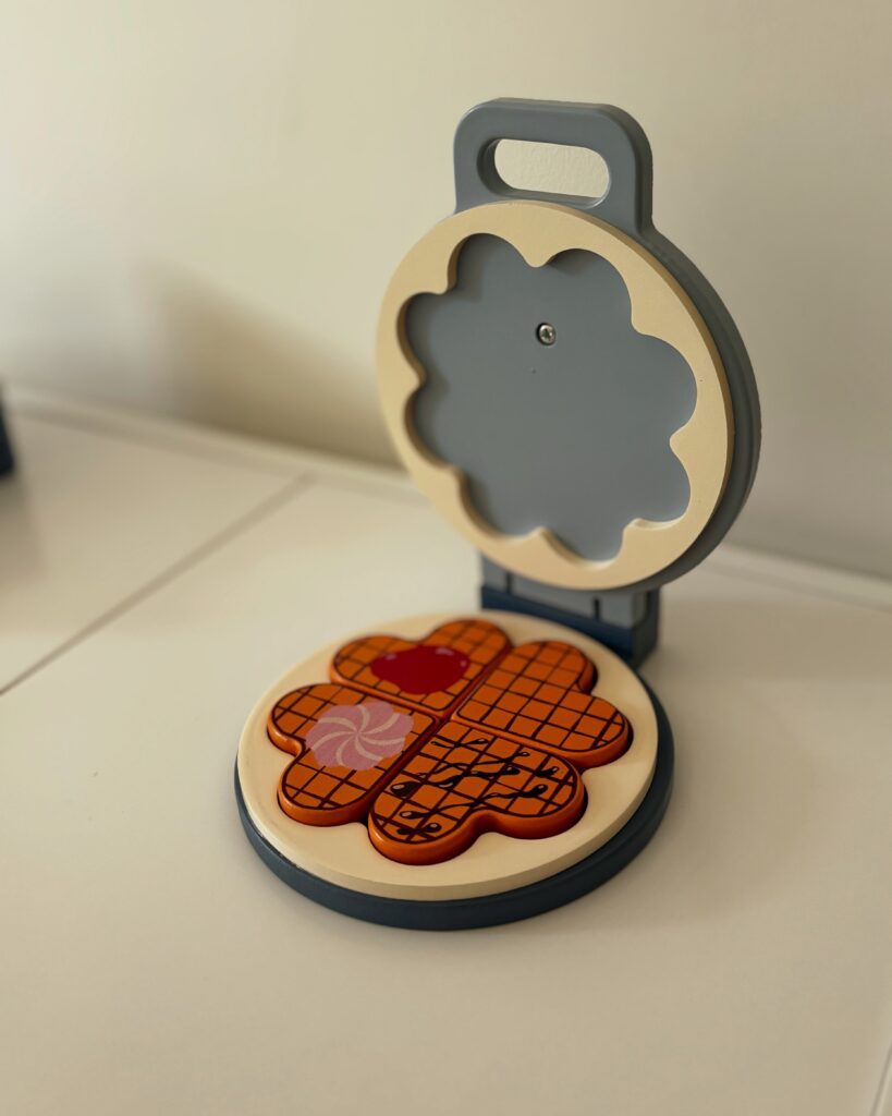 Juego educativo infantil de atención temprana con piezas de madera para estimular el desarrollo